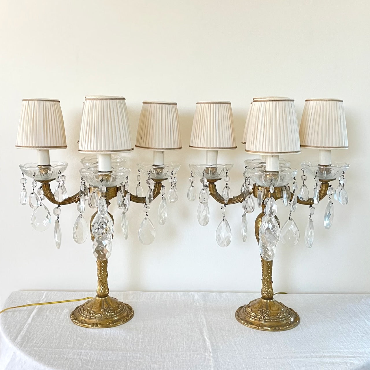 Coppia di lampade da tavolo "chandelier" in bronzo dorato anni '50