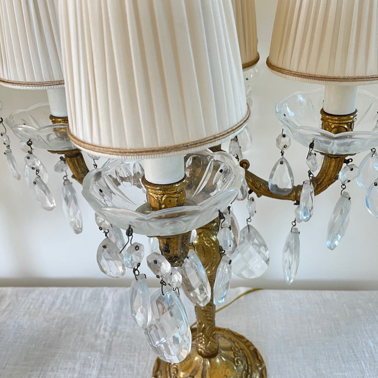 Coppia di lampade da tavolo "chandelier" in bronzo dorato anni '50