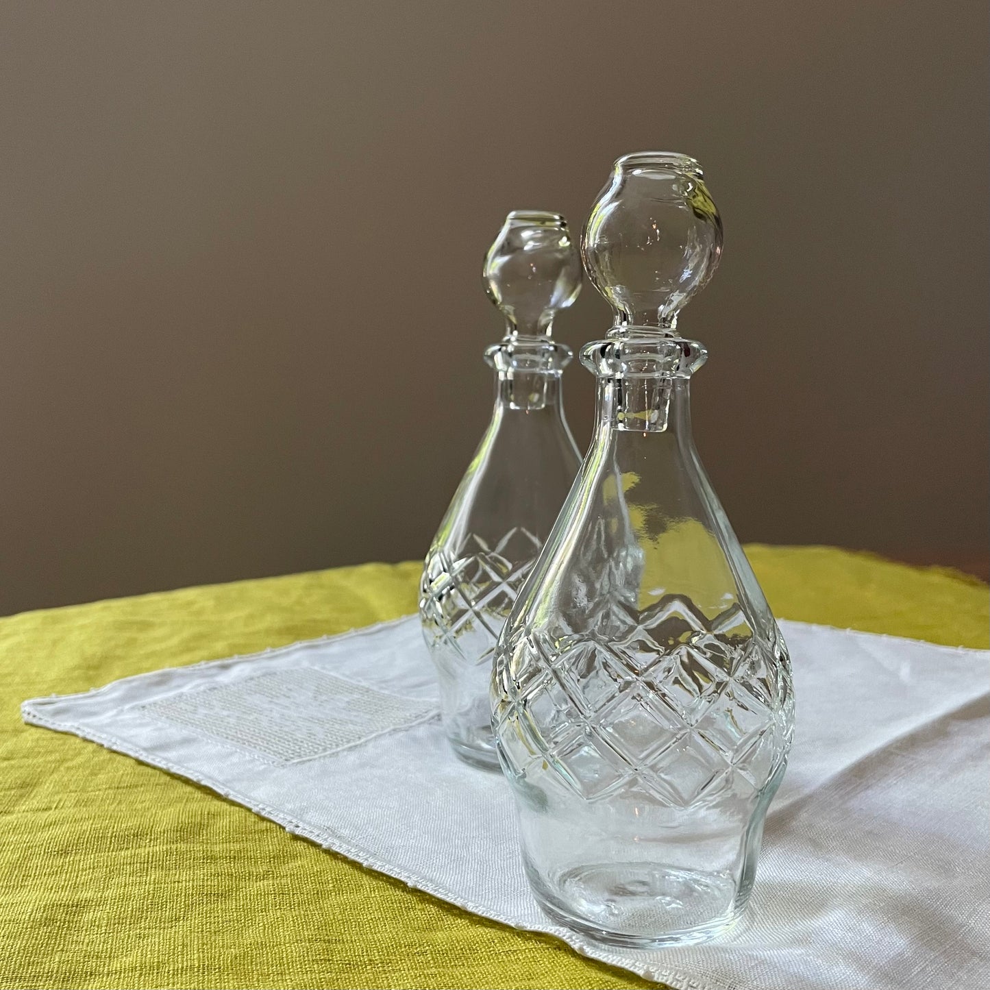 Due piccole ampolle in vetro per olio e aceto